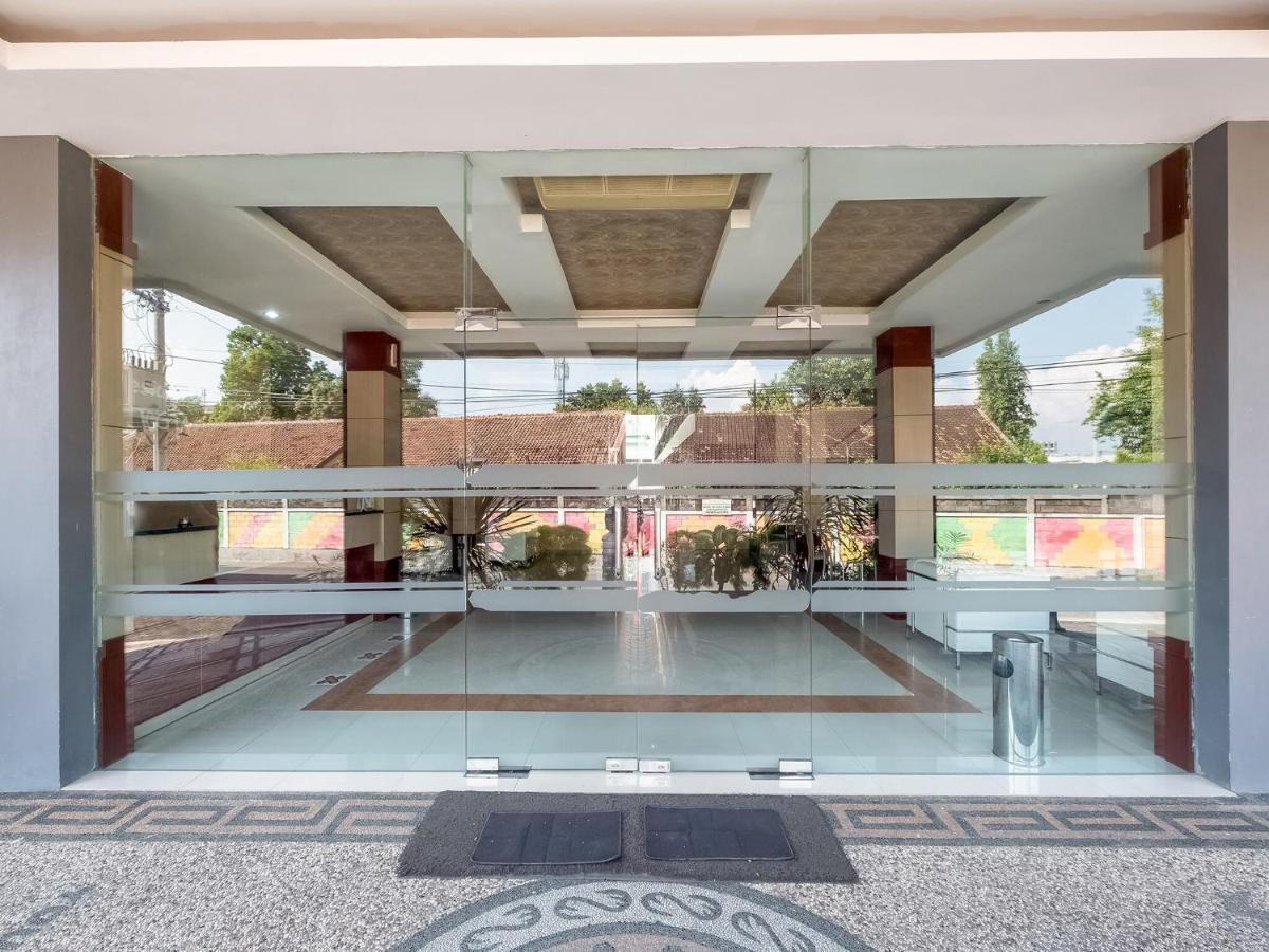 Oyo Flagship 3726 Tembok Batu Residence Tugu 외부 사진