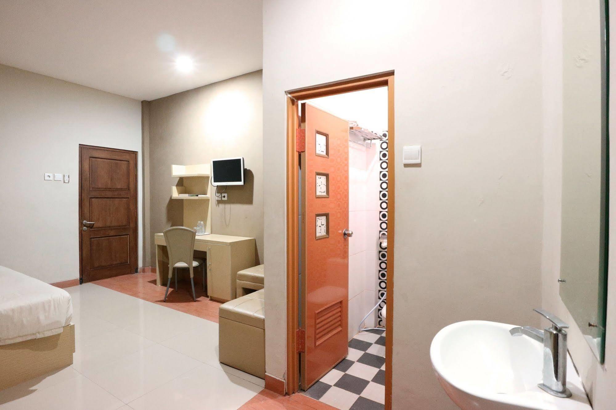 Oyo Flagship 3726 Tembok Batu Residence Tugu 외부 사진